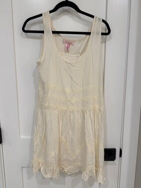 Moss & Spy Cream Sleeveless Mini Dress